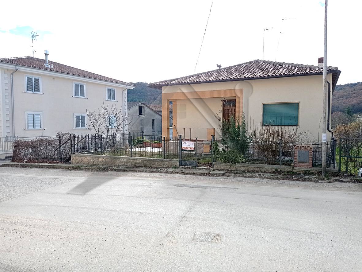 Casa indipendente di 110 mq a Prata d'Ansidonia