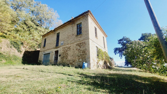 Casale / Rustico in vendita a Colonnella