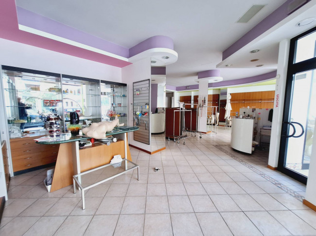 Locale commerciale / Negozio in affitto/vendita a San Benedetto del Tronto