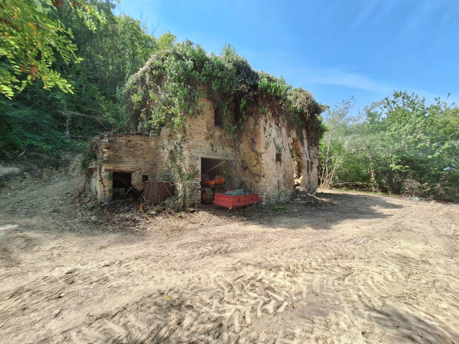 FARMHOUSE for sale in Montefiore dell'Aso