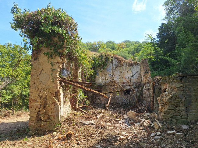 FARMHOUSE for sale in Montefiore dell'Aso
