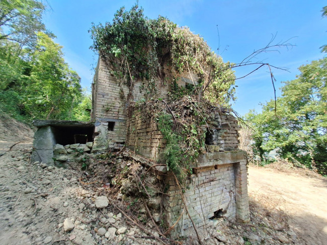 FARMHOUSE for sale in Montefiore dell'Aso