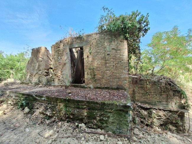 FARMHOUSE for sale in Montefiore dell'Aso