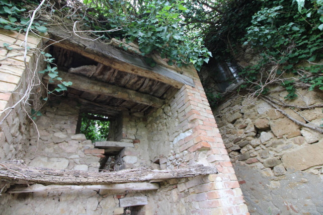 Casale / Rustico in vendita a Folignano