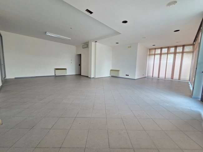 Locale commerciale a Vazzola