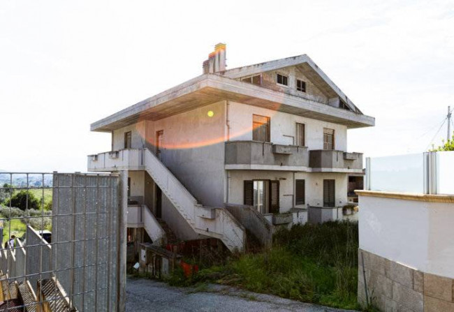 Casa singola in Vendita a Cappelle sul Tavo