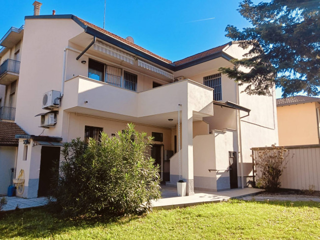 Appartamento con giardino in Vendita