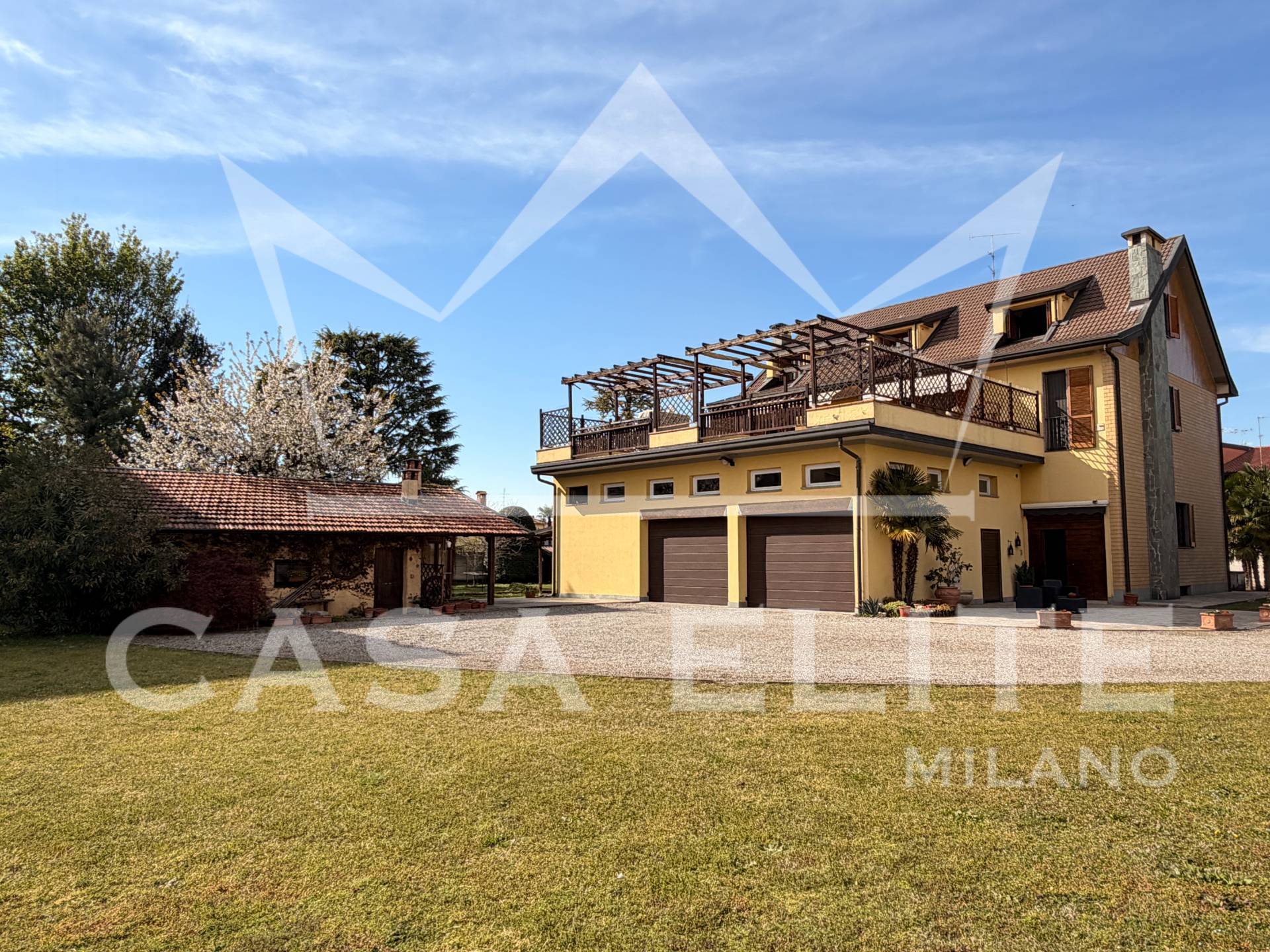 Casa indipendente con terreno edificabile