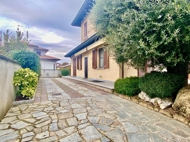 Villa in vendita a Robecco Sul Naviglio (MI)