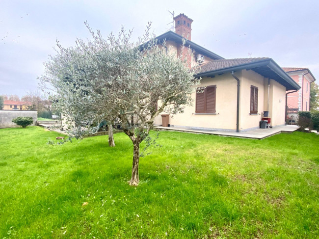 Villa in vendita a Robecco Sul Naviglio (MI)