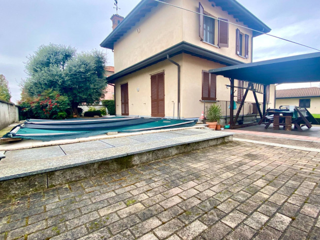 Villa in vendita a Robecco Sul Naviglio (MI)