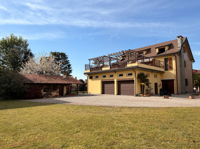 Casa indipendente con terreno edificabile