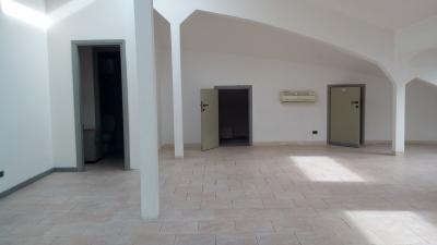 Attività commerciale in Affitto a Massa