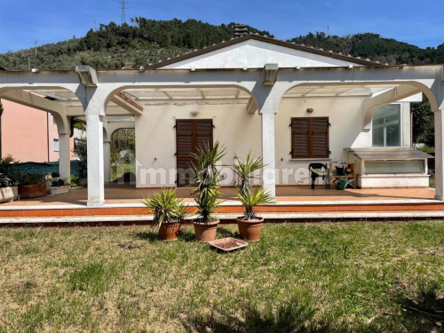 Villa in Affitto a Massa