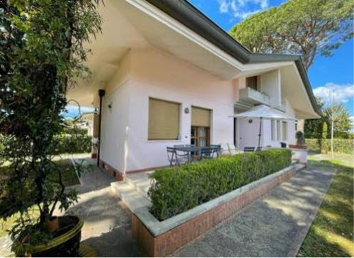 Casa singola in Affitto a Forte dei Marmi