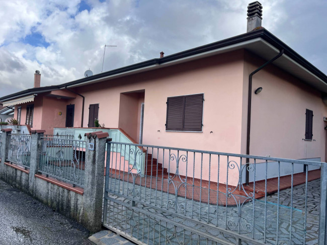 casa semindipendente in Vendita a Massa