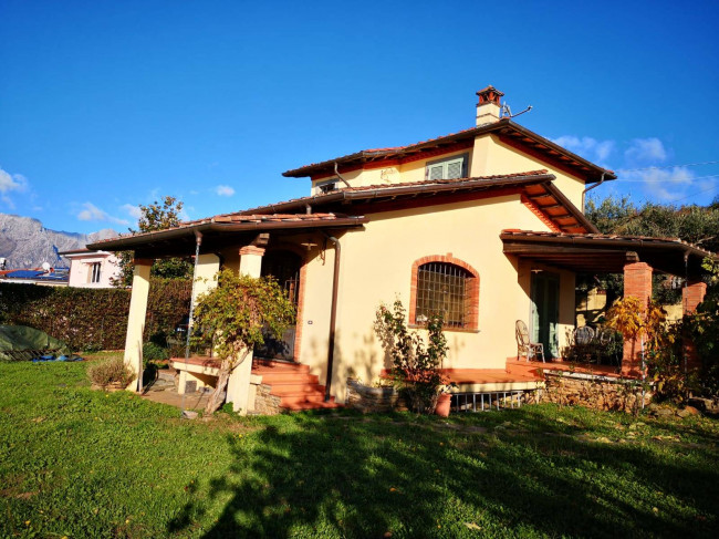 Villa in Vendita a Massa