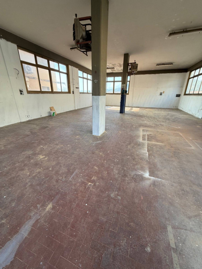 Capannone in Affitto a Massa