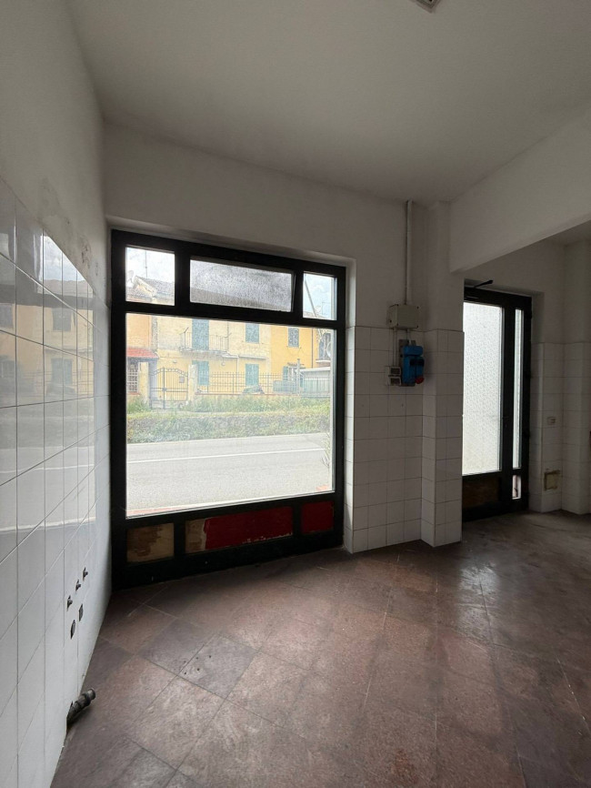 Locale commerciale in Affitto a Massa