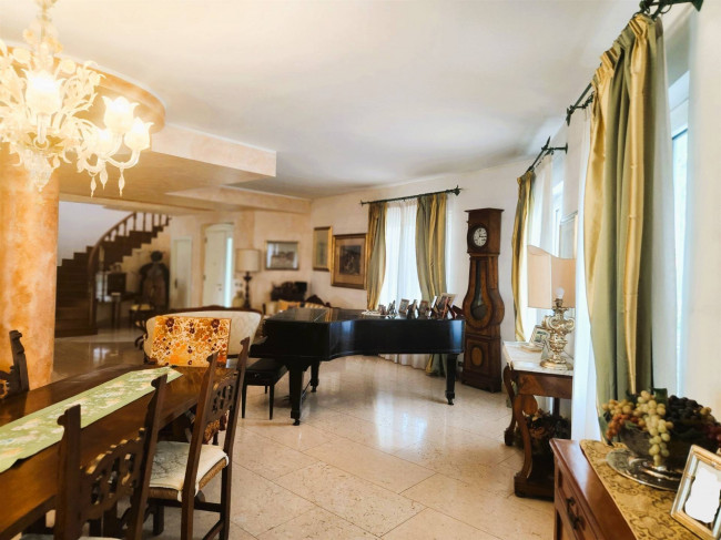 Castel d'Azzano Villa