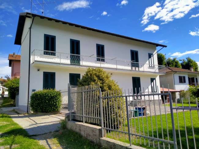 casa indipendente in Vendita a Angera