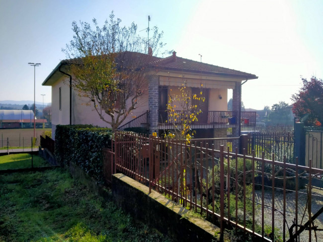 Casa singola in Vendita a Ispra