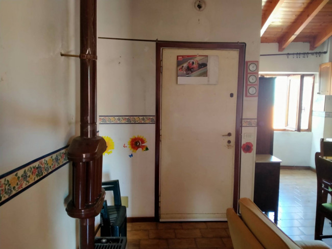 due locali in Vendita a Azzio