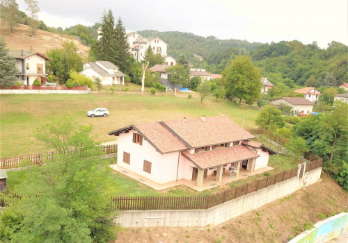 Villa / Villetta in Vendita a Giusvalla
