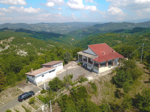 Farmhouse / Estate for Sale to Montechiaro d'Acqui