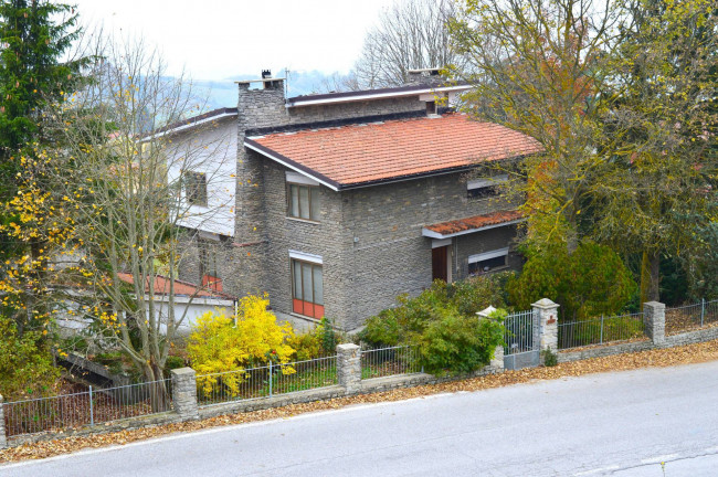 Villa / Villetta in Vendita a Mombarcaro
