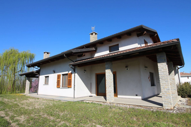 Villa / House for Sale to Lesegno