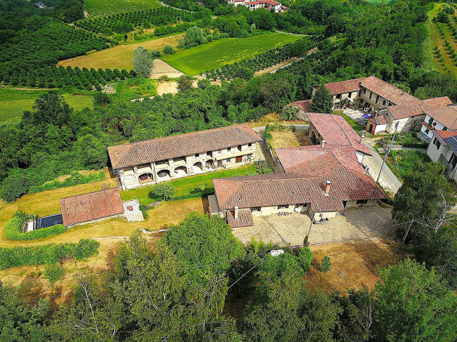 Farmhouse / Estate for Sale to Cessole