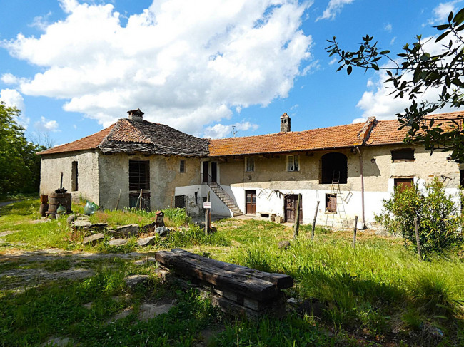 Cascinale / Podere in Vendita a Monastero Bormida