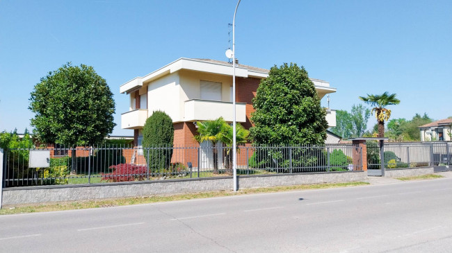 Villa bifamiliare in affitto