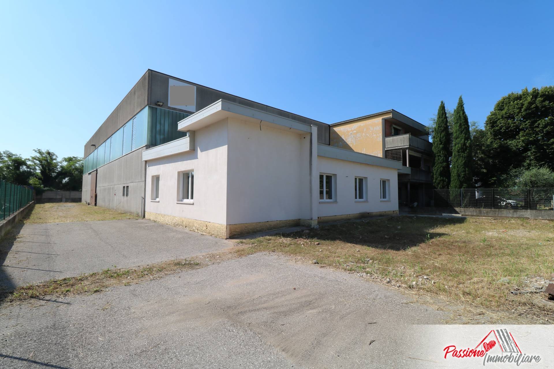 Fondo commerciale in vendita a Dossobuono, Villafranca Di Verona (VR)