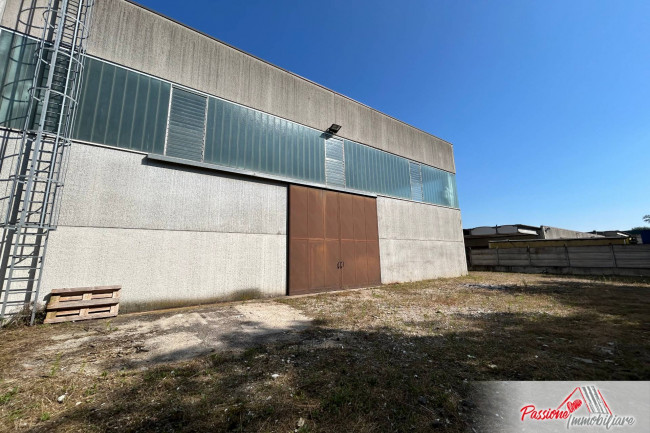 Fondo commerciale in vendita a Dossobuono, Villafranca Di Verona (VR)