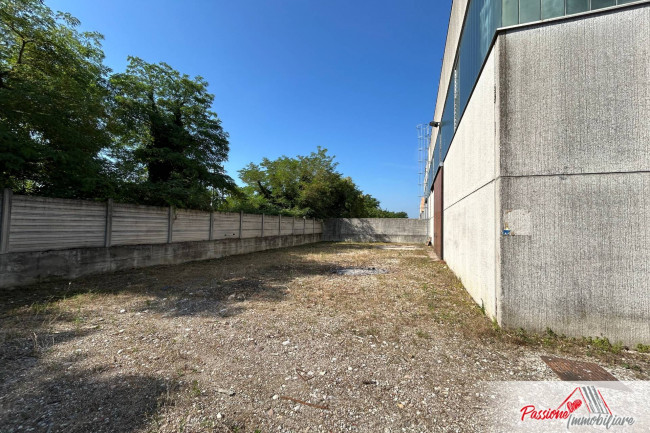 Fondo commerciale in vendita a Dossobuono, Villafranca Di Verona (VR)