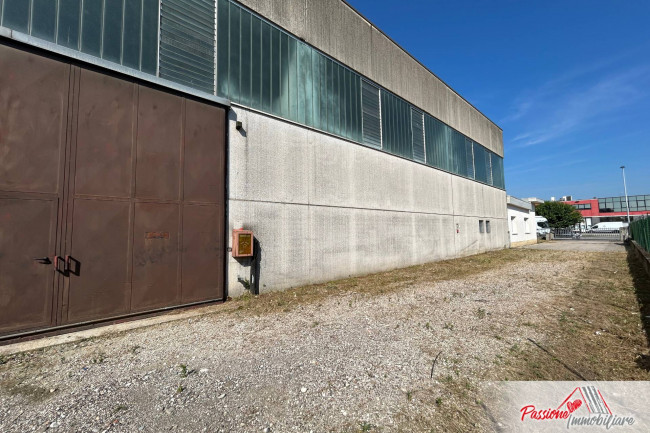 Fondo commerciale in vendita a Dossobuono, Villafranca Di Verona (VR)