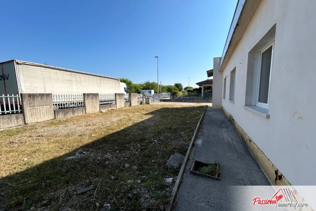 Fondo commerciale in vendita a Dossobuono, Villafranca Di Verona (VR)