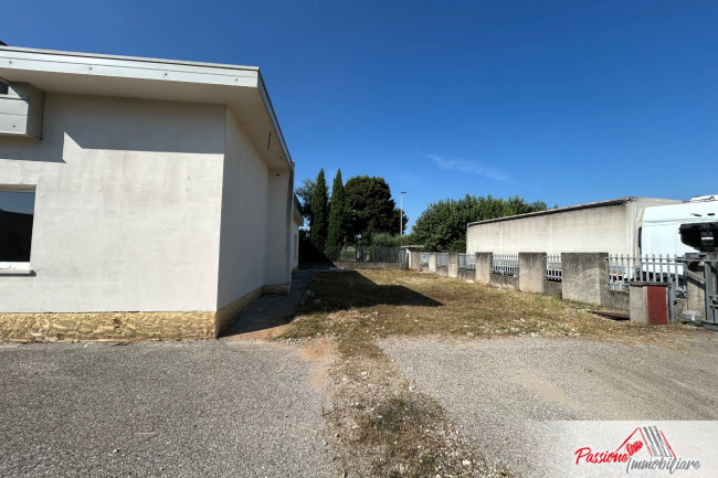 Fondo commerciale in vendita a Dossobuono, Villafranca Di Verona (VR)