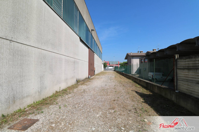 Fondo commerciale in vendita a Dossobuono, Villafranca Di Verona (VR)