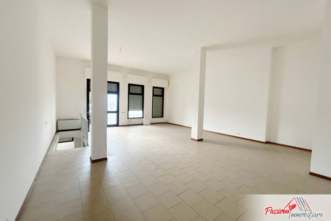 Locale commerciale in affitto a Verona