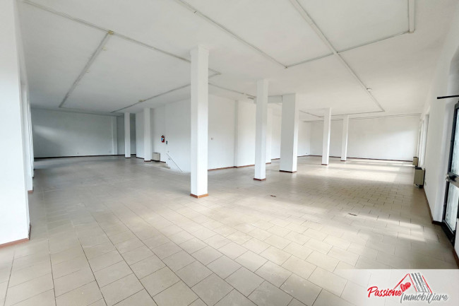 Locale commerciale in affitto a Verona