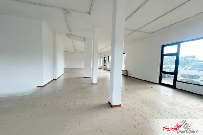 Locale commerciale in affitto a Verona
