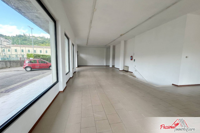 Locale commerciale in affitto a Verona