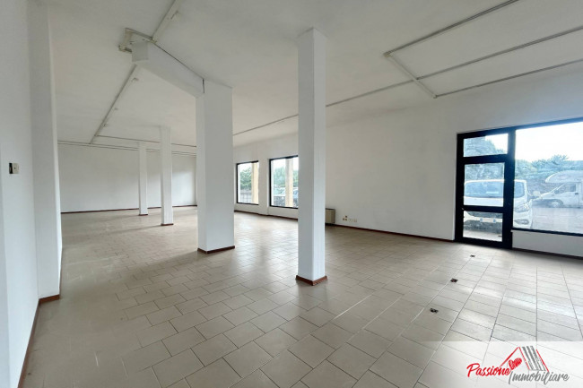 Locale commerciale in affitto a Verona