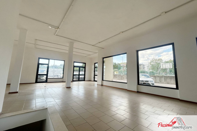 Locale commerciale in affitto a Verona
