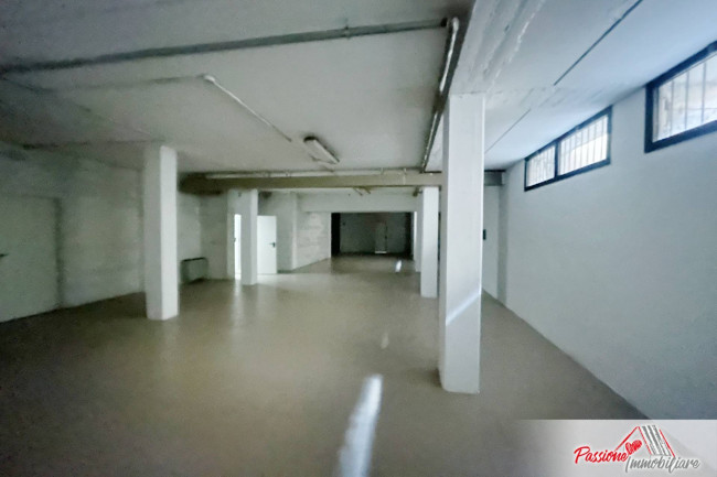 Locale commerciale in affitto a Verona