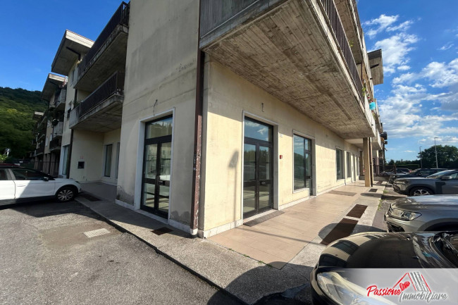 Locale commerciale in affitto a Verona