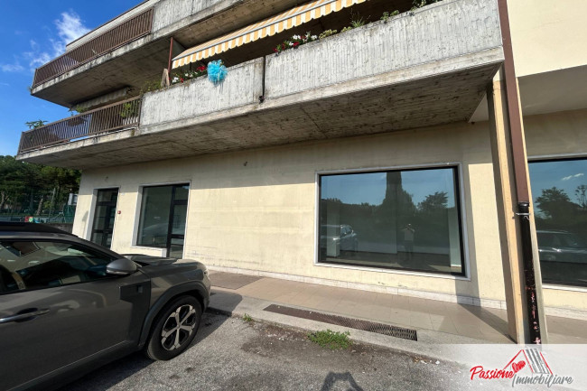 Locale commerciale in affitto a Verona